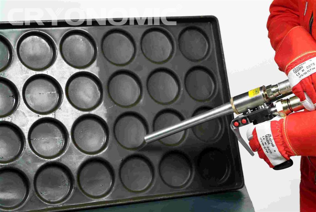 Reinigung von Formen mit Cryonomic Trockeneis Strahlmaschinen