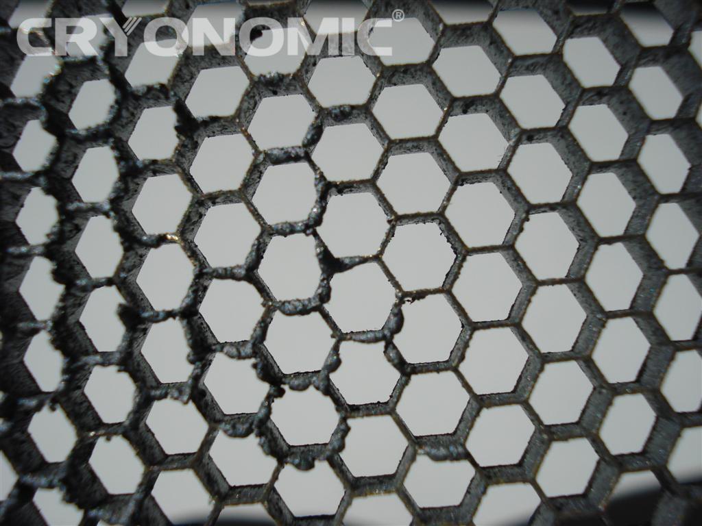 Stark verschmutzte und kompliziert zu reinigende Gitter mit Trockeneis reinigen