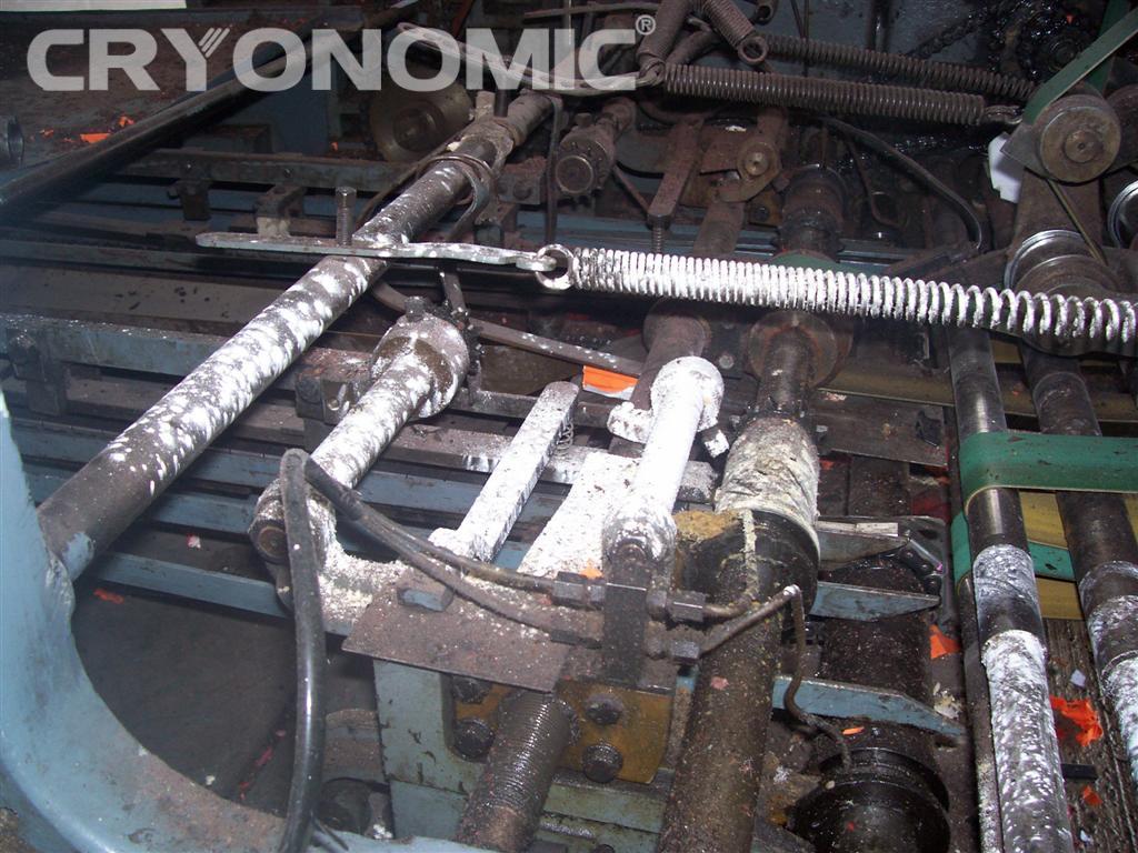 Reinigung von Förderbändern mit CRYONOMIC Trockeinsstrahlmaschinen