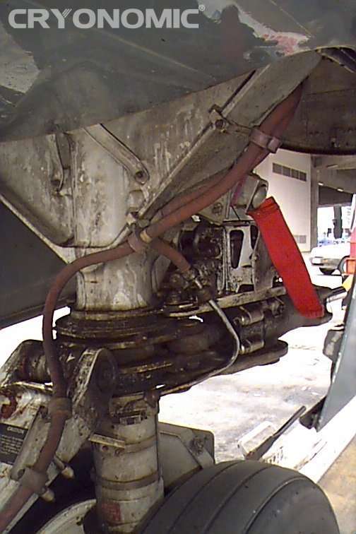 Dreckiges Fahrwerk vor der Trockeneisreinigung