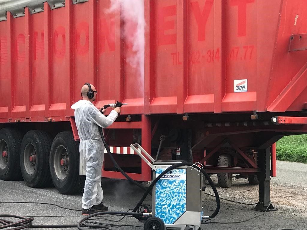 Entfernung von Aufklebern und Folien auf Fahrzeugen wie LKW mit CRYONOMIC Trockeneisstrahgeräten