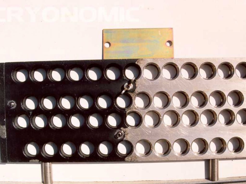 Zur hälfte mit Trockeneis gereinigtes Gitter