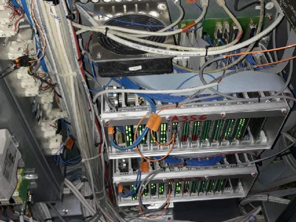 Mit CRYONOMIC Maschinen gereinigter Server dank Trockeneis